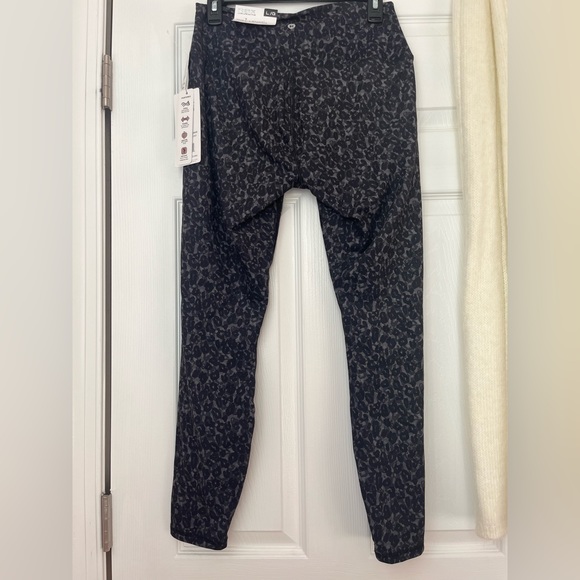 High Rise Cheta Print Leggings - Picture 4 of 8